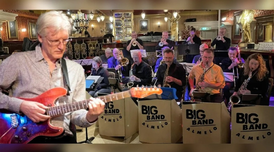 Topgitarist Peter Tiehuis met Bigband Almelo